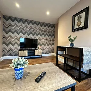 https://funky-1-bedroom-apartment-next-to-the-sea.brighton-hotels-england.com